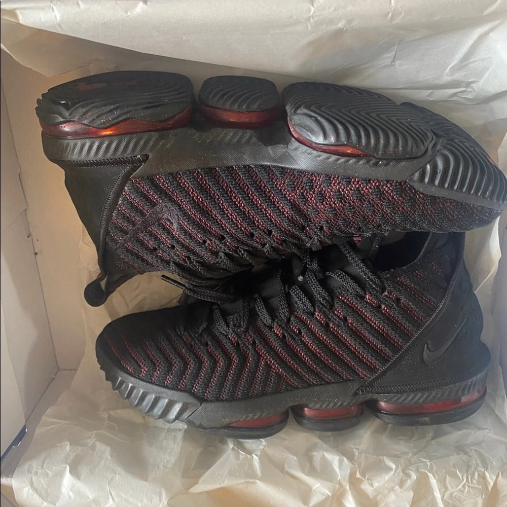Men’s Lebron Sneaker